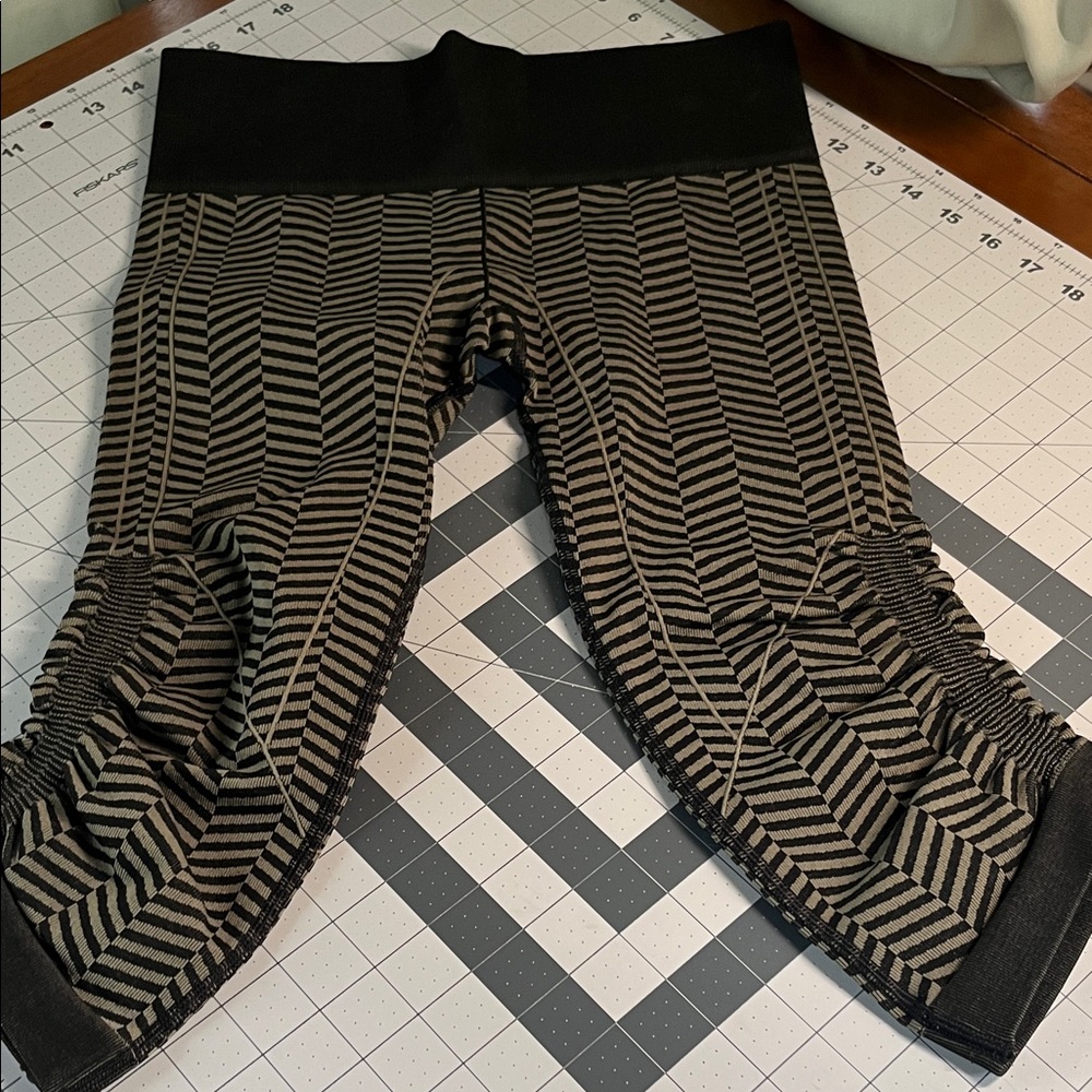 Lululemon In The Flow Crop II Leggings Size 6